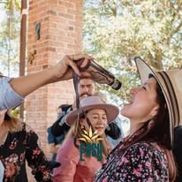 Grupo disfrutando una degustación